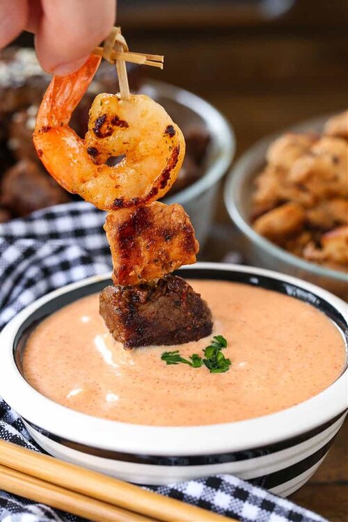 Molho yum yum acompanhado de espeto de carne,