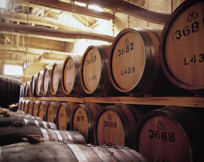 Barris de madeira com whisky japonês envelhecendo