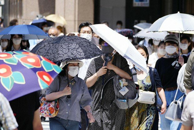 Pessoas enfrentam forte calor em Tokyo