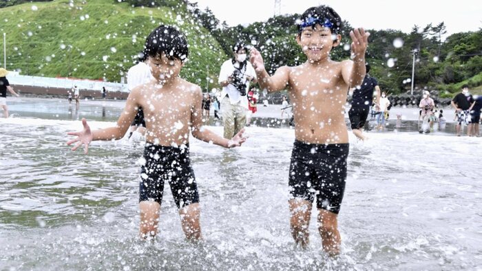Crianças brincam na praia Iwasawa