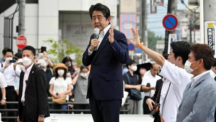 Shinzo Abe discursa durante comício em Nara