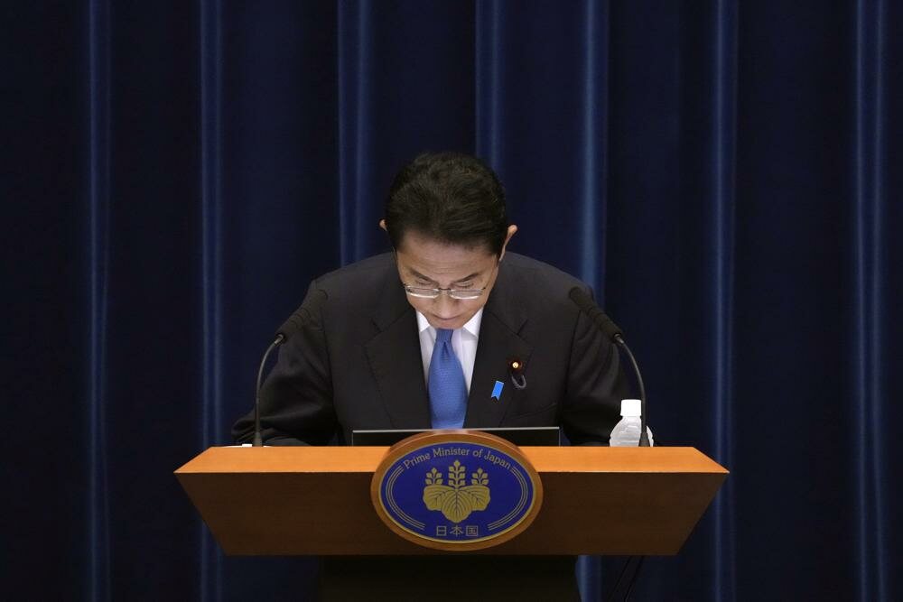 Fumio Kishida em colet