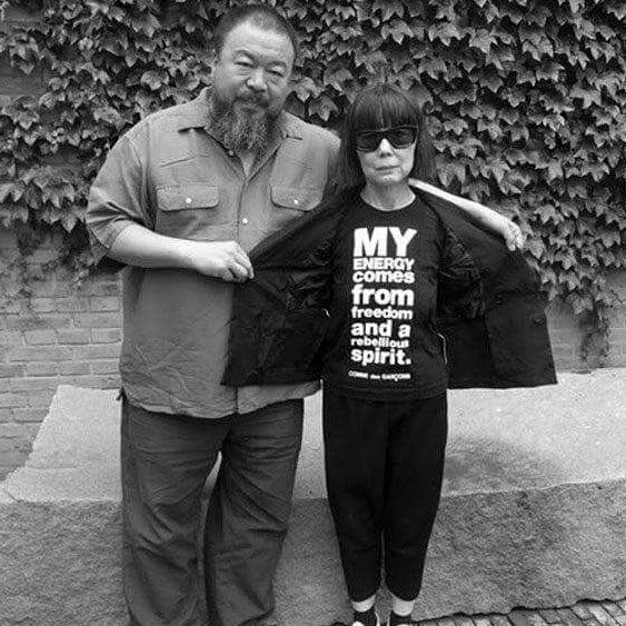 Rei Kawakubo mostra camiseta preta com mensagem ao lado de Ai Weiwei