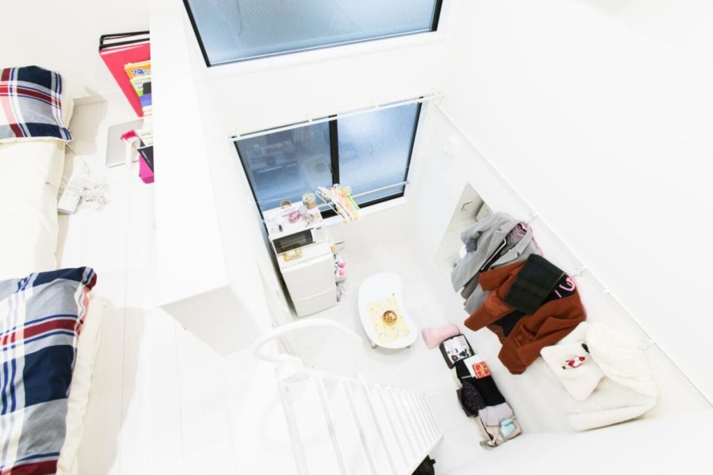 Teto alto de quatro metros faz microapartamento no Japão ser mais amplo
