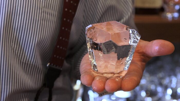 Cubo de gelo em formato de diamante do bar High Five