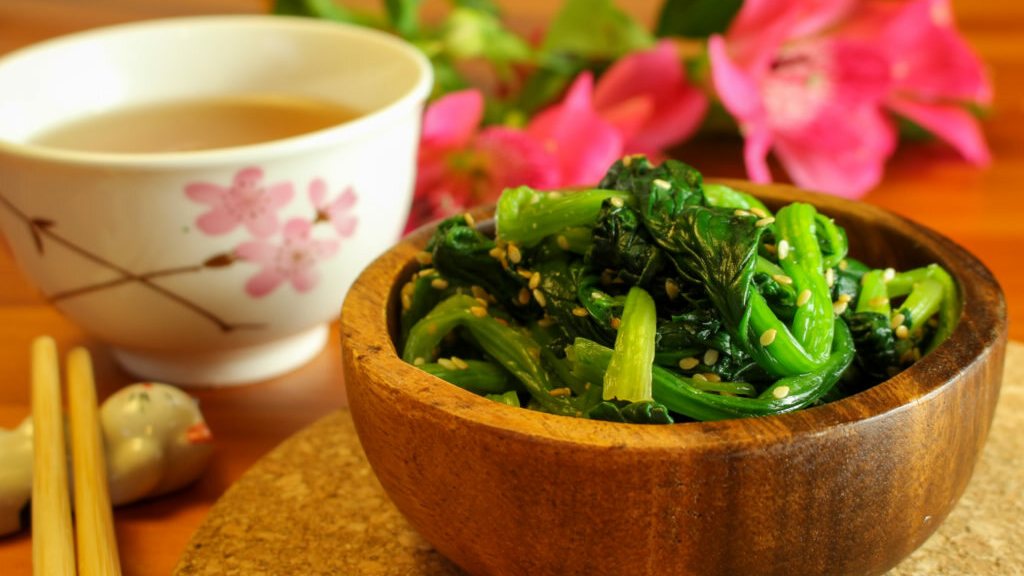 Salada gomae de espinafre japonês com gergelim