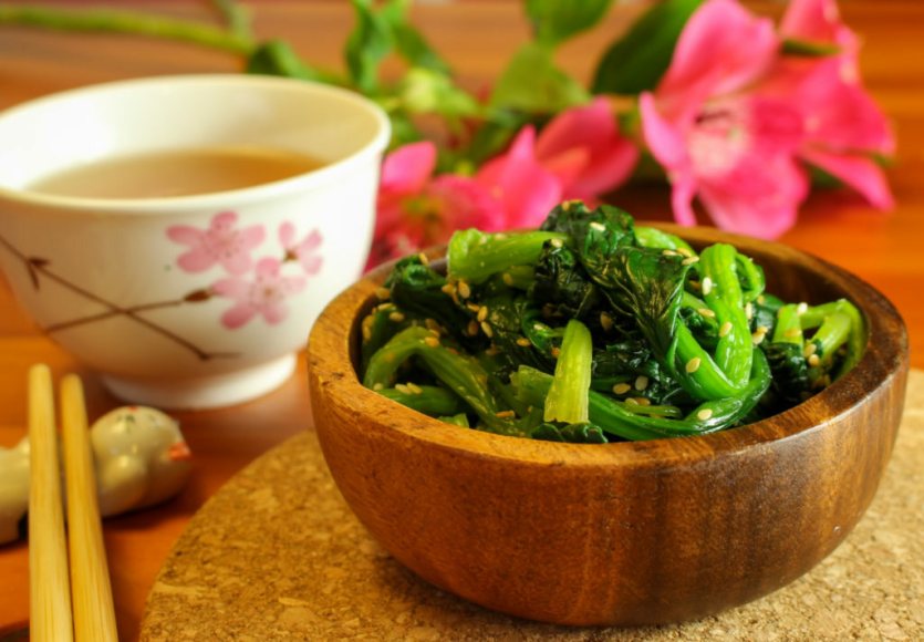 Salada gomae de espinafre japonês com gergelim