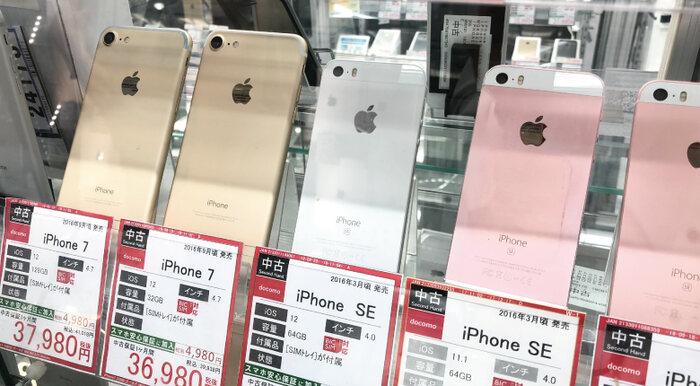 Vitrine com iPhones usados no Japão colocados a venda