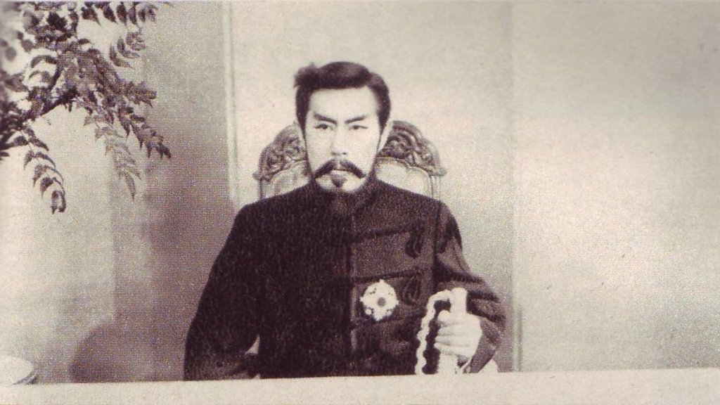 Cena do filme "Meiji Tennō to Nichiro Daisensō" de 1957, direção de Kunio Watanabe (1899 - 1981). O Imperador Meiji foi interpretado (e pela primeira vez) pelo ator Kanjūrō Arashi (1903 - 1980)