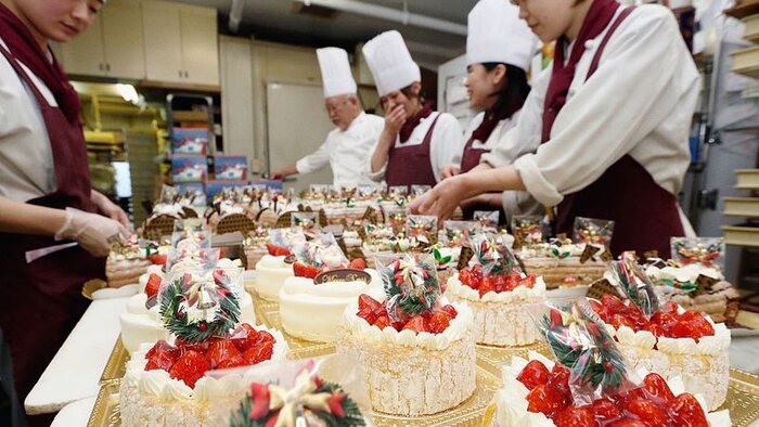 Bolos de natal sendo montados no Japão
