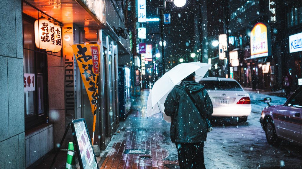 Neve no Japão deixa chão escorregadio que causa acidentes, por isso a recomendação é andar como pinguim