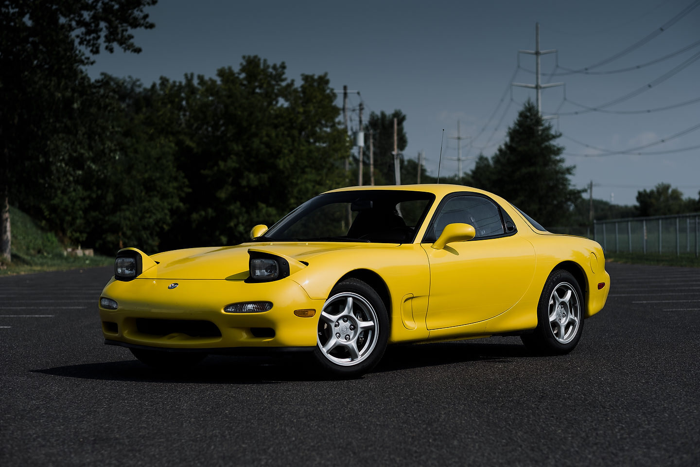 Carro esportivo japonês Mazda FD RX amarelo