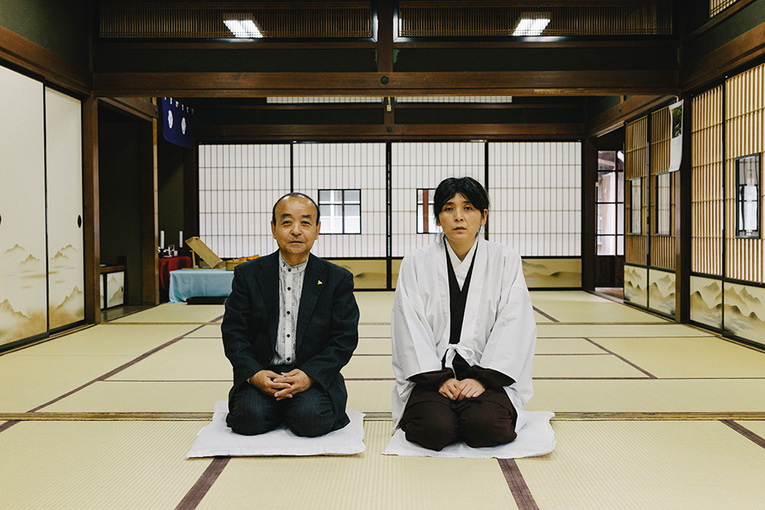 Esashika Hitoshi (esquerda), historiador e presidente da Aomori Prefectural Association For Preserving Itako Traditions ao lado da última itako, Matsuda Hiroko (direita)