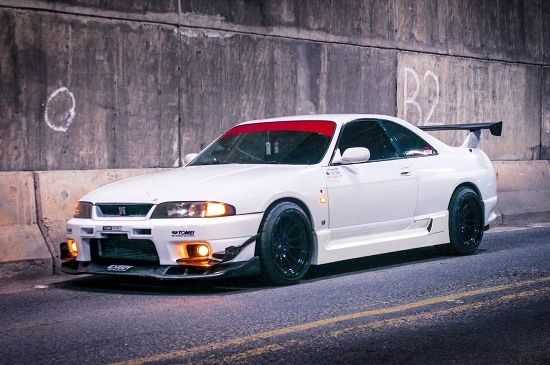 Nissan Skyline branco é um carro esportivo japonês