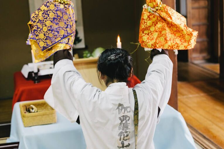 Além do Prajna-Paramita, o Sutra do Coração, a itako também sussurra outras coisas, mas isso é conhecido apenas pela itako