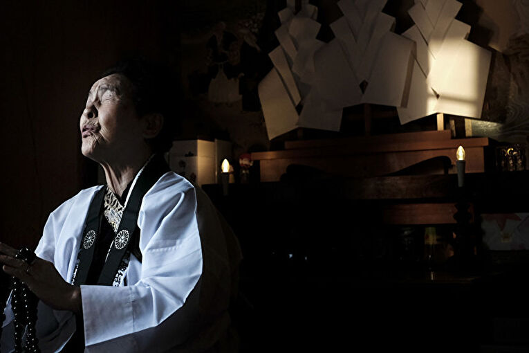 Take Nakamura, uma das poucas itako totalmente cegas do Japão fotografada em 2016 aos 85 anos de idade por Motonari Tagawa