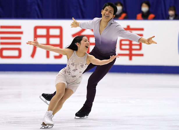 Patinadores de dança do gelo do Japão Riku Miura e Ryuichi Kihara