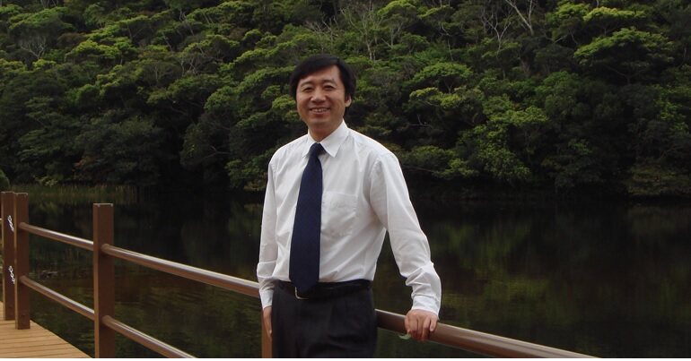 Dr Qing Li é referência na área de banho de floresta shin
