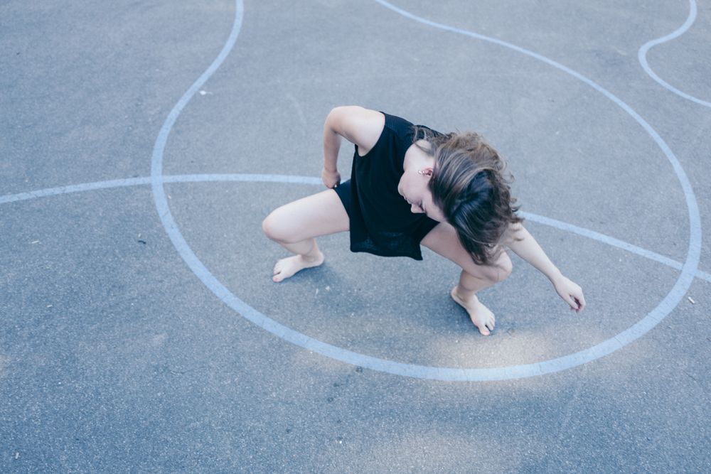 Semelhança da posição com o sumô em um projeto de dança realizado por Yulia