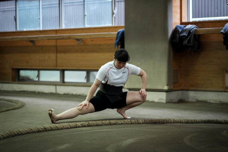 Sayaka se alongando durante um treinamento no heya da Nihon University