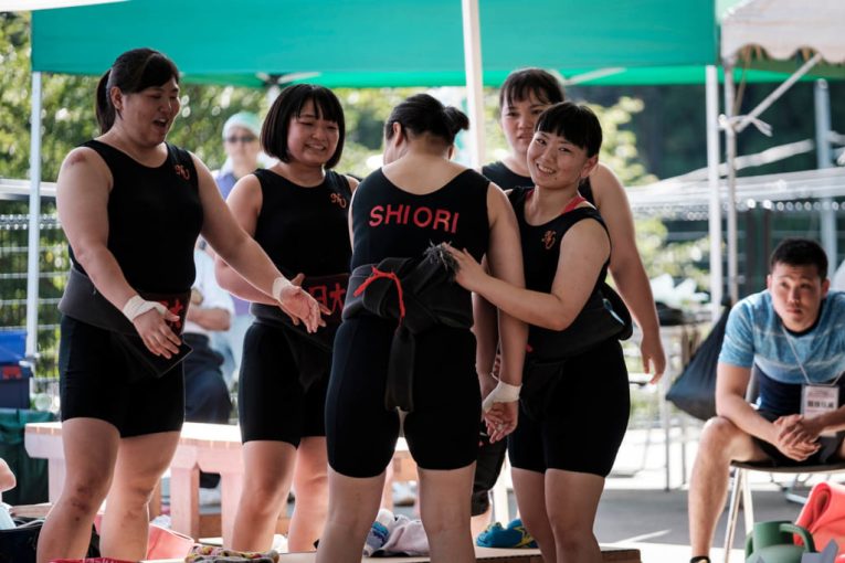 A equipe feminina de sumô da Nihon University parabenizam Shiori após sua vitória no 8th National Japan Women realizado na prefeitura de Gifu