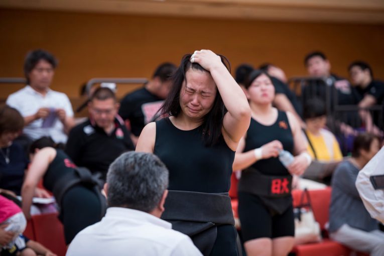 O choro emocionado de Shiori após sua derrota nas finais do 5th National Japan Student Women Sumo Tournament realizado na casa que defende, a Nihon University