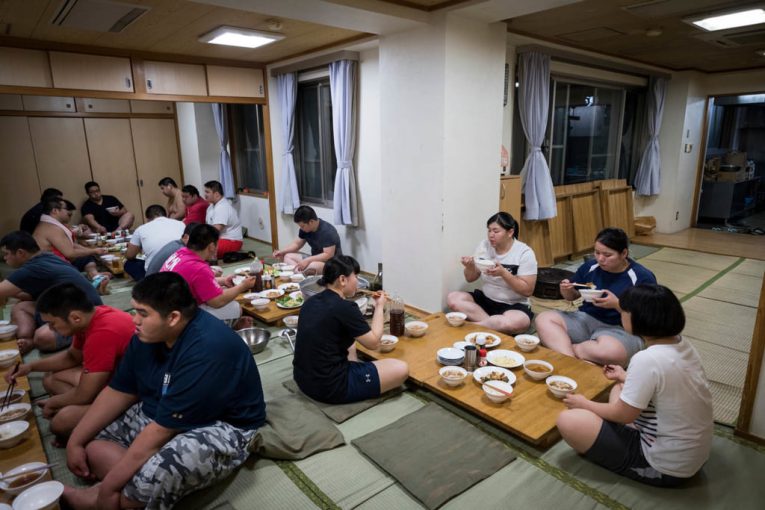 As equipes masculinas e feminina da Nihon University em uma refeição conjunta