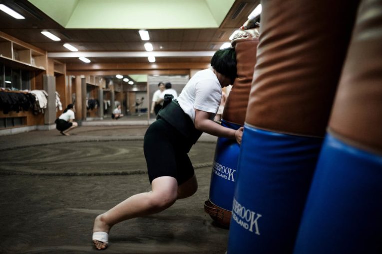 Yuka praticando com um cilíndro para tackle