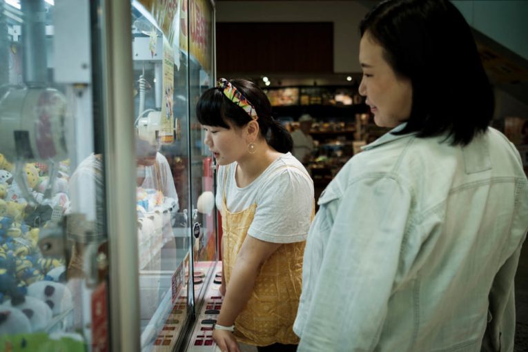Sayaka (esquerda) e Shiori (direita) passando em um shopping no centro de Tokyo antes de irem ao treino noturno no heya da Nihon University
