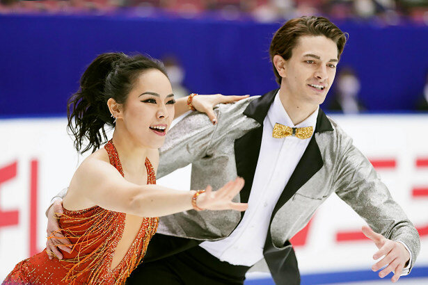 Patinadores artísticos do time japonês Misato Komatsubara e Takeru Komatsubara