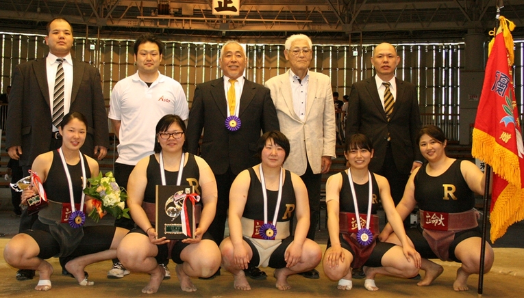 Equipe de sumô feminino da Ritsumeikan University de 2016 consagrada campeã conta equipes do próprio Japão, China (Hong-Kong e Taiwan), Tailândia e Mongólia na 4th International Women’s Sumo Invitational Championship em Sakai, prefeitura de Osaka. A equipe contava com Manaho Nozaki, Emi Inaba, Hiyori Kon, Miku Yamanaka e Wakana Kako