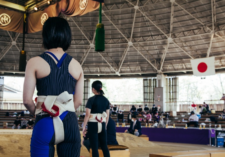 Após quase um ano de insistência, Yulia Skogoreva obteve autorização da Nihon Sumo Kyōkai para fotografar os eventos de sumô feminino no Japão