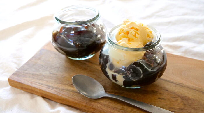 Gelatina de café japonês servido com sorvete fica uma delícia