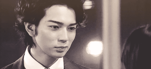 Personagens de Hana Yori Dango do Japão se olham