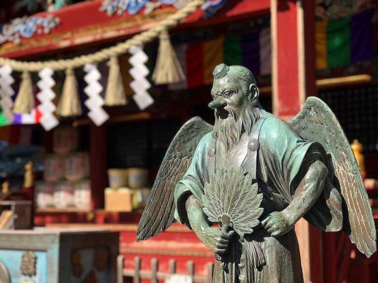 Tengu, o Karura mais proeminente do Japão. Estátua na entrada do santuário Izuna Gongen no Monte Takao, um dos locais mais sagrados de todo o Japão. Tengu é uma figura dúbia como todos os outros Asura, pode agir para o bem ou para o mal. Patrono das artes marciais, Tengu é conhecido por caçar, em especial, guerreiros vaidosos, mas não se limita a eles