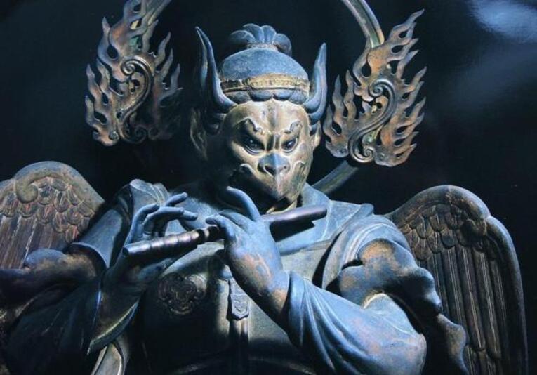 Karura (Garuda), associado ao fogo e a Fenix, são inimigos mortais dos Ryū (Naga). Só se pacificaram com intervenção de Buda