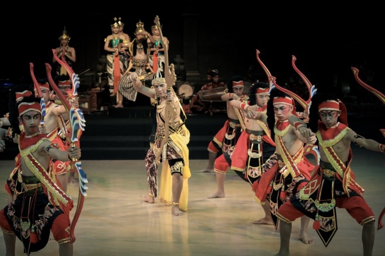 Nos países do sudeste asiático, em especial Indonésia e Tailândia, é comum companhias de teatro de dança executarem peças narrando a história de amor entre Kinnara e Kinnari