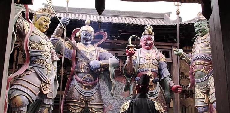 Os Quatro Reis Celestiais, o Shitennō, pode ser representados em diferentes posições, e em muitos lugares (templos) Taishakuten aparece no meio dos Shitennō, servos de Taishakuten