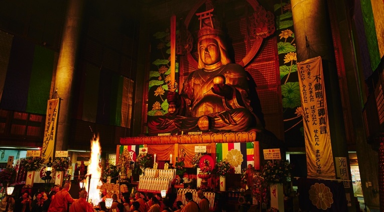 Suiten é a única deidade feminina entre os Shichifukujin, Os Sete Deuses da Fortuna. Entre os sete, ela é cultuada como Benzaiten (弁才天), uma das deidades mais adoradas do Japão. Nesta belíssima estátua de aproximadamente 18,5 metros, Benzaiten carrega uma espada, mais uma transformação de Suiten, desta vez também como protetora do Japão