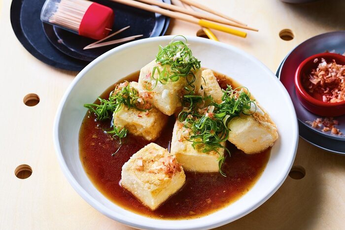 Agedashi tofu, queijo de leite de soja é frito em imersão e depois servido com molho