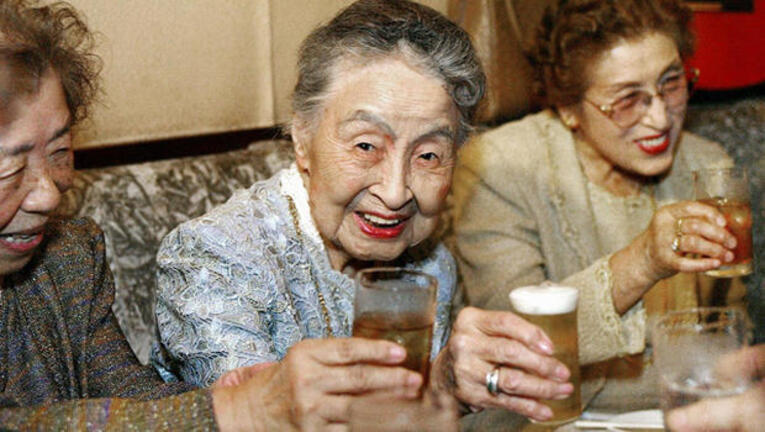 A diferença entre homens e mulheres que desejam viver o centenário é de 11,1%, são 16,5% das mulheres japonesas e 27,6% dos homens