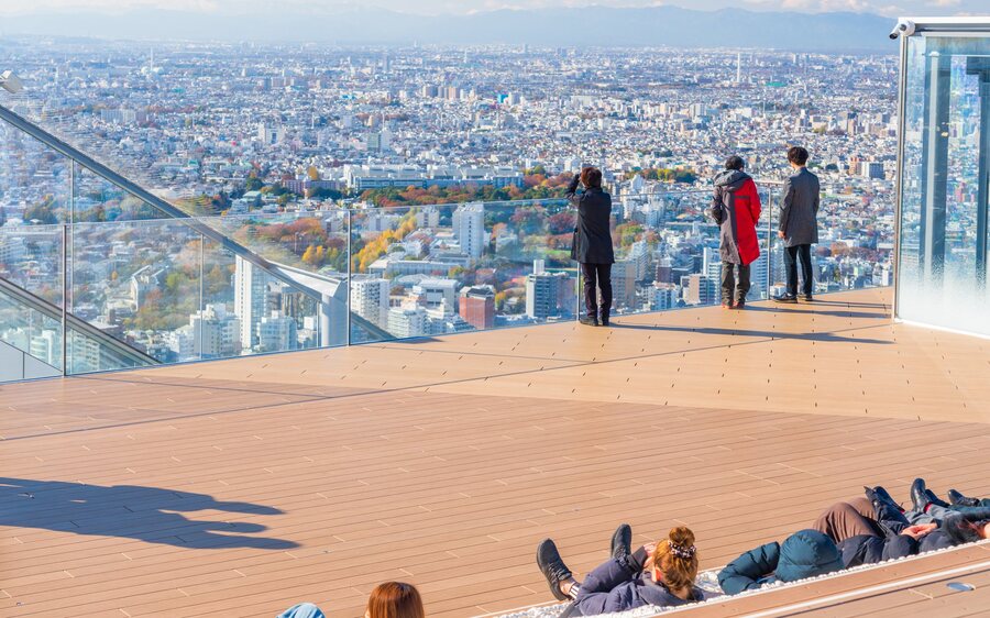 Shibuya Sky tem terraço no ponto mais alto da região no Shibuya Scramble Tower em Tokyo é um dos pontos altos da cidade para visitar