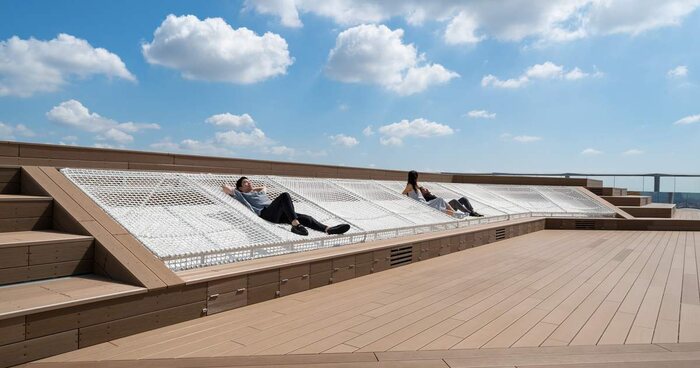 Redes de descanso no terraço do prédio Shibuya