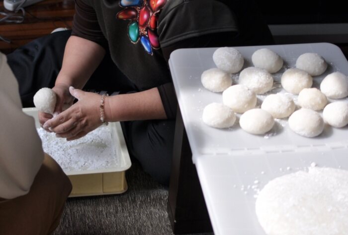 Separando mochi com as mãos de forma tradicional