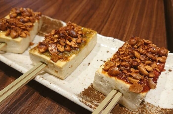 Bloco de tofu grelhado no espeto com missô