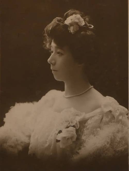 Yei Theodora Ozaki (1870 - 1932) foi a primogênita do Barão Saburo Ozaki, um nobre japonês que estudava na Inglaterra, e de Bathia Catherine Morrison. Yei, uma nipo-britânica, cresceu tanto no Japão quanto na Inglaterra, durante toda sua vida viajou entre Japão, Europa e EUA. Theodora Ozaki foi responsável pela tradução de diversos contos tradicionais japoneses, em especial os conto de fadas, para o público ocidental. Fotografia provavelmente tirada em 1891, época que Yei trabalhou na embaixada Britânica em Tokyo