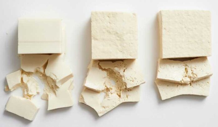 Três tipos de tofu, macio, firme e extra firme