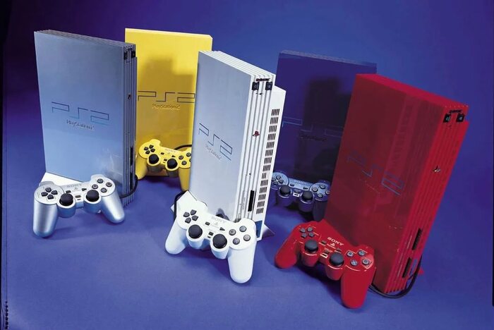 Console do videogame PlayStation 2 em versões coloridas