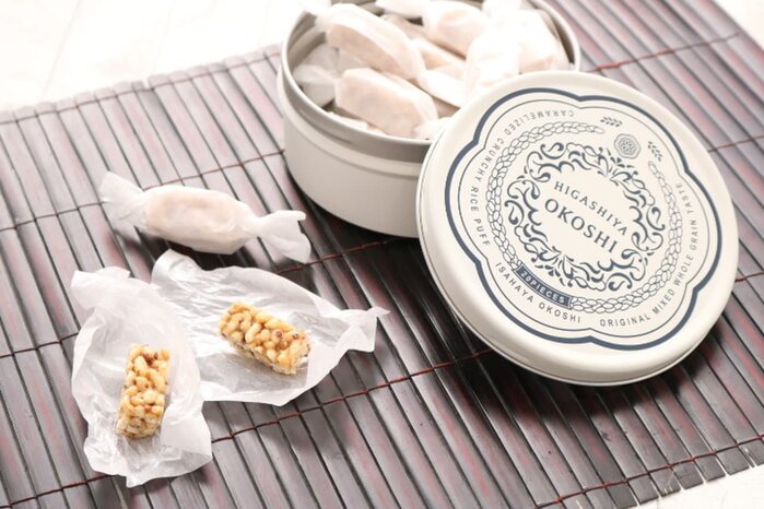 Embalagem de okoshi industrializado no Japão. Enrole pedaços do okashi em papel-manteiga e presenteie amigos.