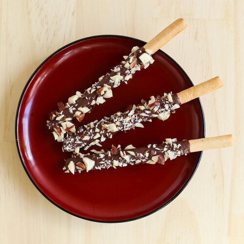Pocky caseiro de chocolate com amêndoas